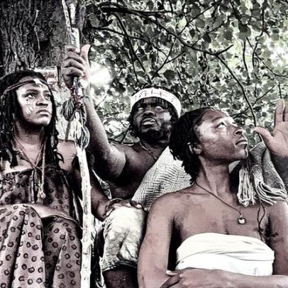 Mulher desaparecida no Texas é encontrada vivendo com tribo nas florestas da Escócia