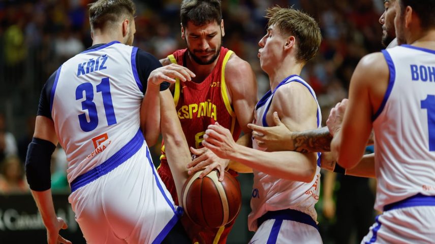 Darío Brizuela tenta passar ante dois rivais da República Checa. (Foto: Jorge Zapata/EFE)