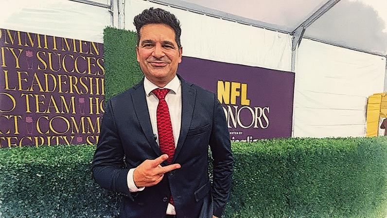 Homem em pé, vestido com terno, é comentarista da ESPN (Foto: Reprodução)