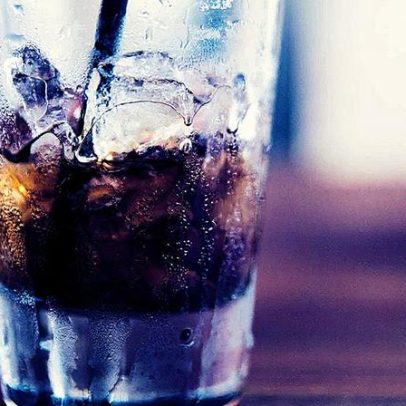 Bebidas açucaradas aumentam risco de queda de cabelo, mas nutrientes ajudam a prevenir