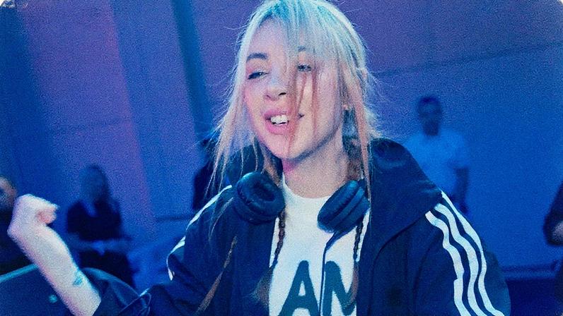 "Um grito para todas as mulheres na cena EDM que têm que lidar com os malditos creeps," ela observa. (Foto: Reprodução)