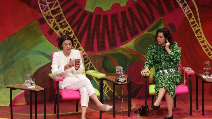 Giovana Madalosso (de branco) e Liv Stromquist (de vestido estampado) em 10ª mesa da Flip (Foto: Márcia Foletto / Agência O Globo)