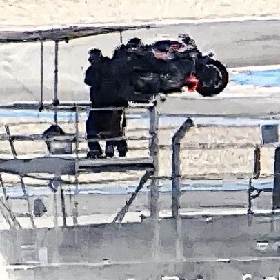 Moto quase atinge cinegrafista em incidente impressionante na MotoGP