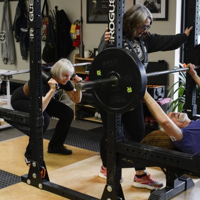 Academia nos EUA promove levantamento de peso com barra para idosos ativos
