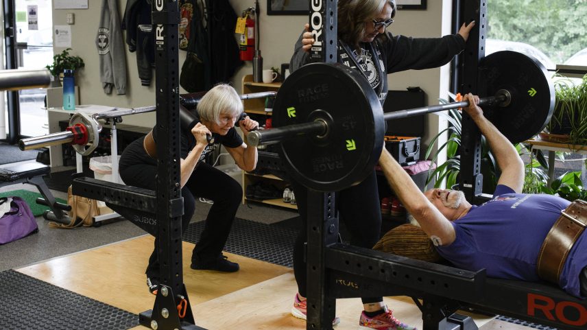 A academia Greysteel foca no levantamento de peso tradicional com barra (Foto: Brittany Greeson/The New York Times)