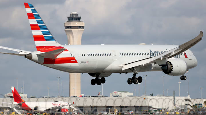 Um Boeing 787-9 Dreamliner da American Airlines pousa no Aeroporto Internacional de Miami em 10 de dezembro de 2021, em Miami, Flórida. (Foto: Joe Raedle | Getty Images)