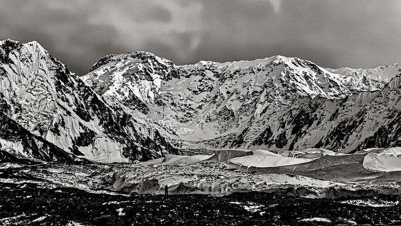 Quirguistão suspende busca por alpinista ferida no pico Vitória, após classificar operação como 'impossível' (Foto: Reprodução)