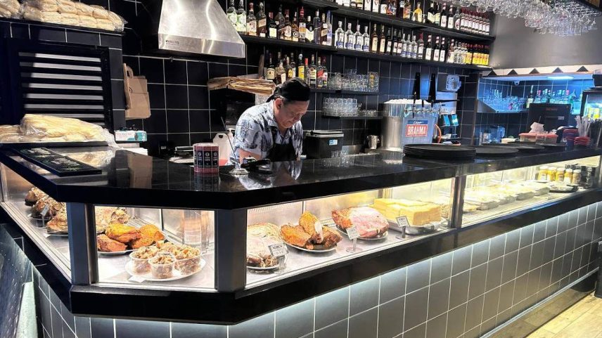 Balcão do Parada de Copa, com carnes assadas e acompanhamentos expostos aos fregueses (Foto: Cleo Guimarães/Folhapress)