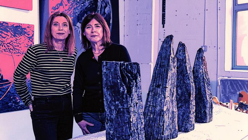 Jane e Louise Wilson estão usando estacas de carvalho de 2.000 anos em sua exposição Bloomberg Space que abre em julho de 2025 (Foto: Jason Alden)