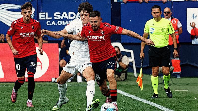 Moi Gómez conduz o balón este domingo ante Javi Guerra. (Foto: EFE/Jesus Diges)