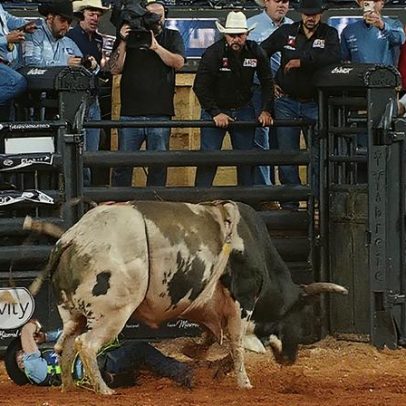 Peão de 19 anos é pisoteado e socorrido durante competição de montaria