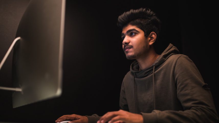 Homem indiano usando computador (Foto: Freepik)