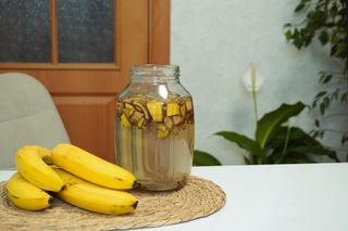 Cascas de banana em água: descubra os benefícios surpreendentes dessa prática