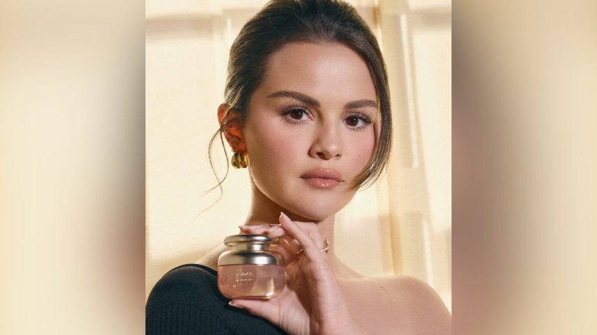 Selena Gomez com o Rare Eau de Parfum, o primeiro perfume de sua marca, Rare Beauty (Foto: Rare Beauty / Reprodução / Instagram)