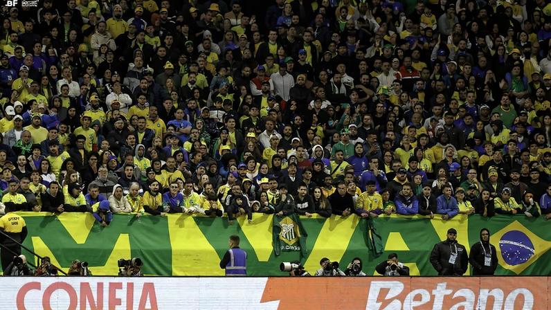Torcida na NeoQuímica Arena em Brasil x Paraguai, em junho, pelas Eliminatórias (Foto: @rafaelribeirorio I CBF)