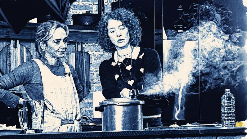 A jornalista Teté Ribeiro (à dir.) e a chef Carole Crema em cena de ‘Eu Cozinho, Tu Cozinhas’ (Foto: Pedro Affonso/Folhapress)