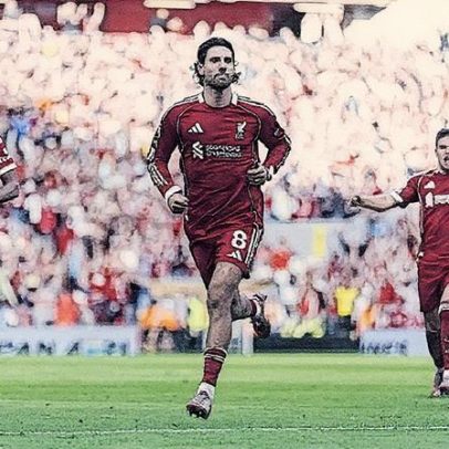 Liverpool derrota Arsenal com golaço de falta e encerra jejum de 858 dias na Premier League