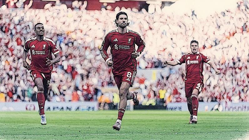 Jogador do Liverpool executa cobrança de falta durante partida contra o Arsenal (Foto: Reprodução)