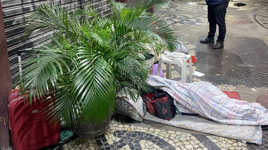 Pessoas em situação de rua ocupam frente de prédio 177, na Marquês de Abrantes (Foto: Divulgação)