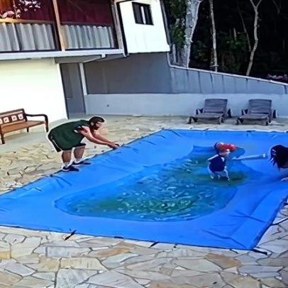 Bebê se diverte sapateando sobre lona em piscina enquanto pais tentam resgatá-lo
