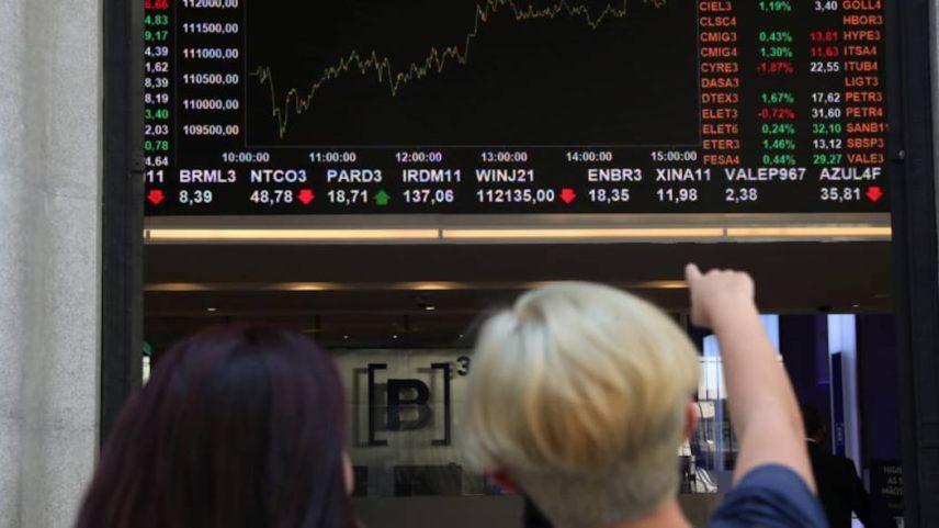Duas pessoas observam uma tela com as flutuações dos índices bursáteis em relação à Bolsa de Brasil, em São Paulo, em uma imagem de arquivo. (Foto: AMANDA PEROBELLI/REUTERS)