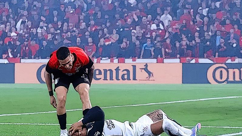 Jogadores do Athletico-PR e Corinthians disputam a bola em campo durante partida (Foto: Reprodução)