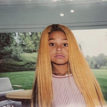 Stormi Jenner recria look icônico da era 'King Kylie' da mãe