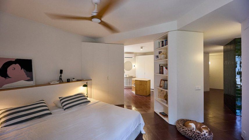 O dormitório dos proprietários é uma pequena mostra de como Twobo reorganizou a circulação empregando figuras geométricas que funcionam como móveis e armazenamento. (Foto: Caterina Barjau)