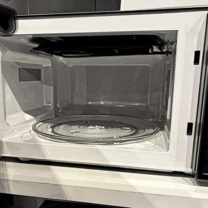Micro-ondas vazio pode causar danos; entenda os riscos desse erro comum