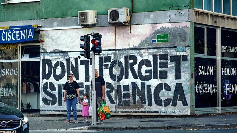 Turistas passeiam pelo centro histórico de Sarajevo, uma cidade predominantemente muçulmana (Foto: Reprodução)