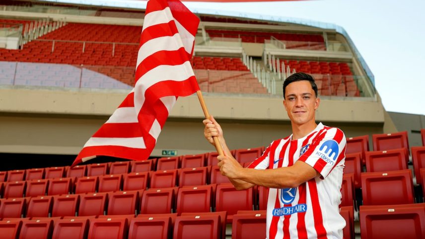 Raspadori, último fichaje do Atlético, com uma bandeira do clube madrileño. (Foto: ATLÉTICO DE MADRID)