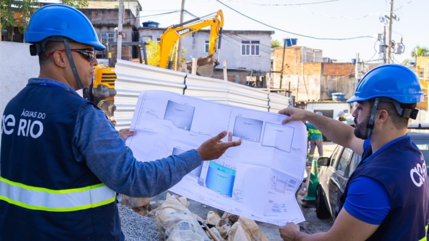 Funcionários da Águas do Rio na Mangueira (Foto: Divulgação/Águas do Rio)