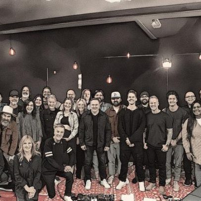 Michael W. Smith e Darlene Zschech reimaginam clássicos em projeto de adoração