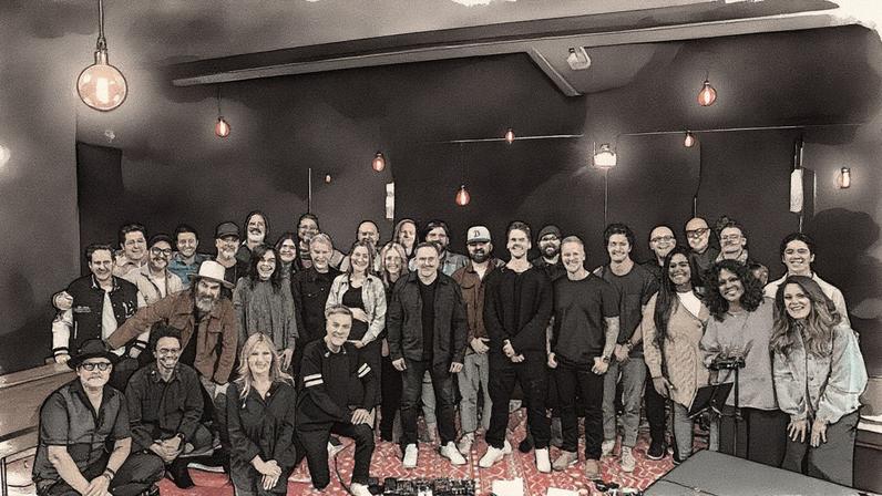 Michael W. Smith, Darlene Zschech, CeCe Winans e Kari Jobe estão entre os 25 artistas que colaboram no novo álbum 'House of Worship.' (Foto: Reprodução)