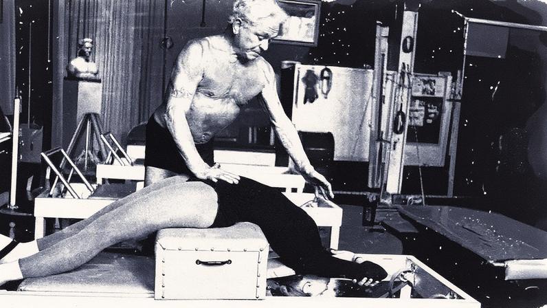 Joe Pilates, inventor da atividade, em uma aula com sua aluna no seu estúdio em Nova Iorque em 1961 (Foto: I.C. Rapoport/Getty Images)