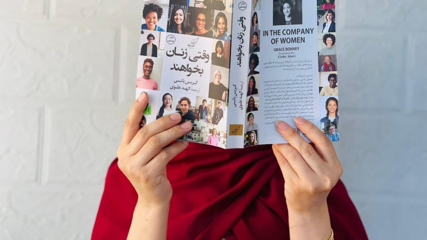 Fahr Parsi, licenciada em Direito, segura um livro enquanto oculta seu rosto, refletindo seu papel na organização de clubes secretos de leitura para mulheres no Afeganistão, mas também para se proteger das represálias dos talibãs, em junho de 2025. (Foto: Reprodução)