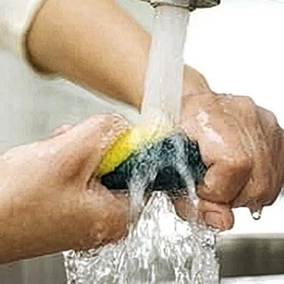 Cortar a esponja de um jeito diferente facilita tarefas do dia a dia