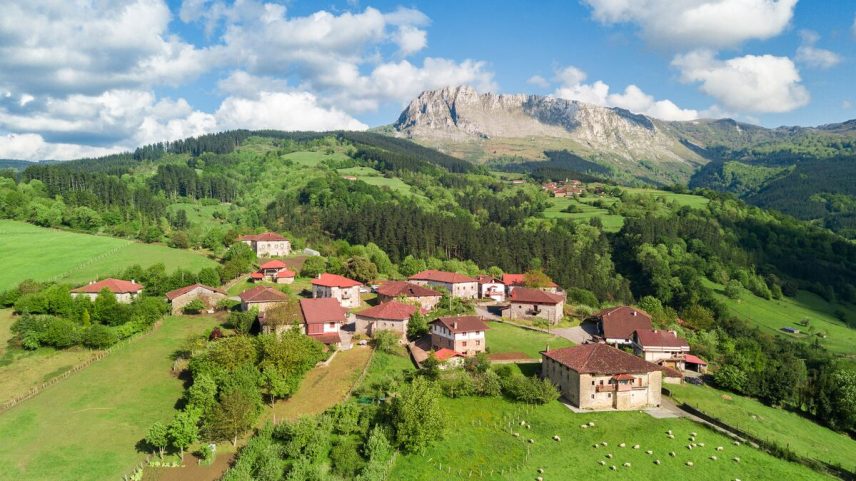 Vista de Orozko, localidad rural situada en el parque natural de Gorbea, en el País Vasco, en mayo de 2021. (Foto: jon chica parada/GETTY IMAGES)