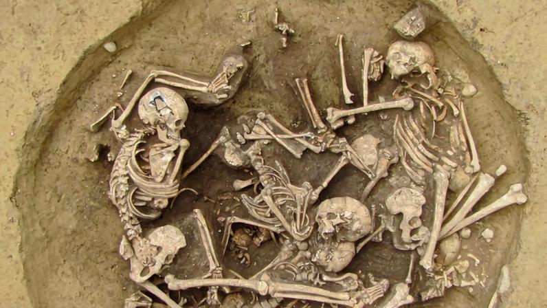 Depósitos massivos humanos relacionados à violência do Neolítico Médio Tardio na região da Alsácia, França. (Foto: Fanny Chenal, INRAP)