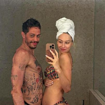 Elsie Hewitt exibe barriguinha de grávida em fotos fofas de férias com Pete Davidson