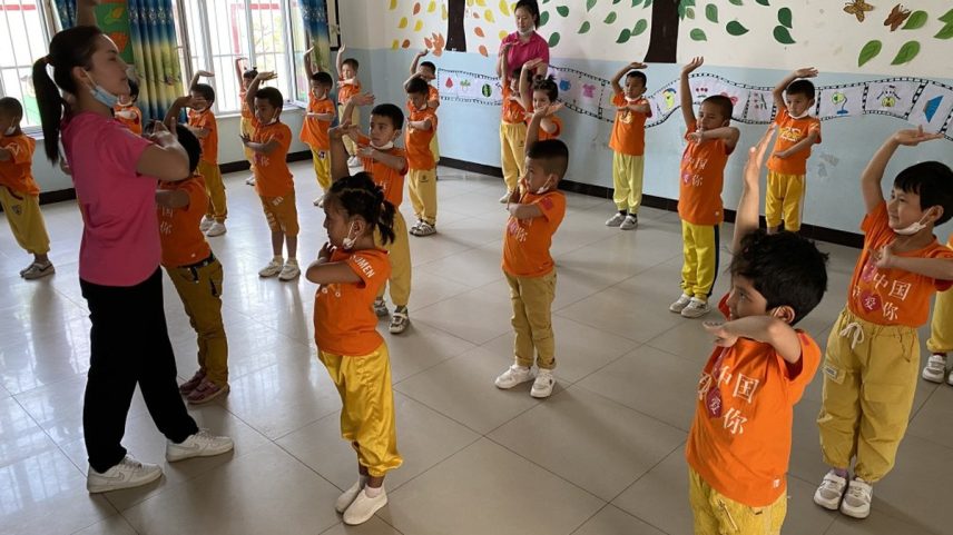 Crianças uigures em escola em Kashgar, na China (Foto: Marcelo Ninio/Agência O Globo)