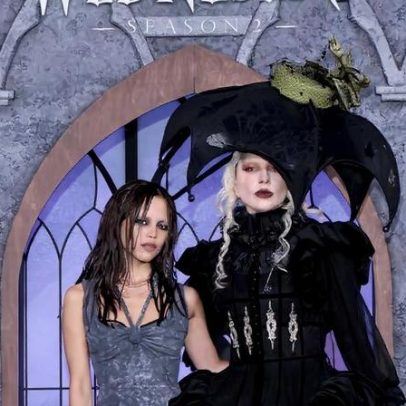 Lady Gaga e Jenna Ortega desfilam estilo gótico em evento da segunda temporada de 'Wednesday'