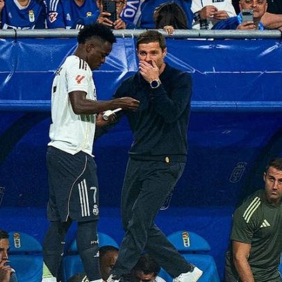 Xabi Alonso elogia desempenho de Vini Jr. e evita falar sobre contrato