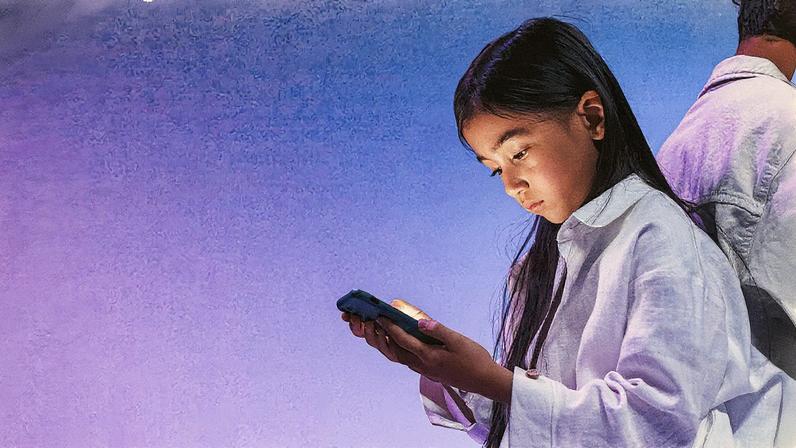 Criança usa smartphone (Foto: Pexels / Ron Lach)