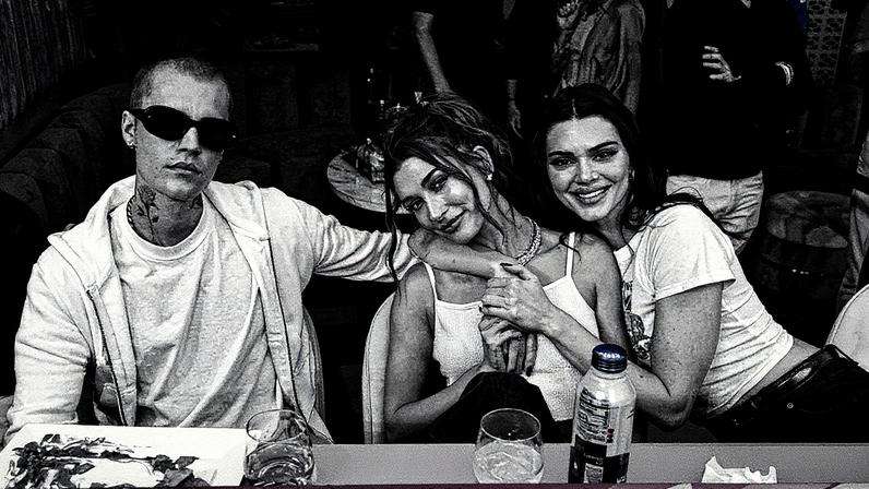 Hailey Bieber está se divertindo um pouco com uma nova foto que apresenta seu marido, Justin Bieber, e sua melhor amiga, Kendall Jenner. (Foto: Reprodução)