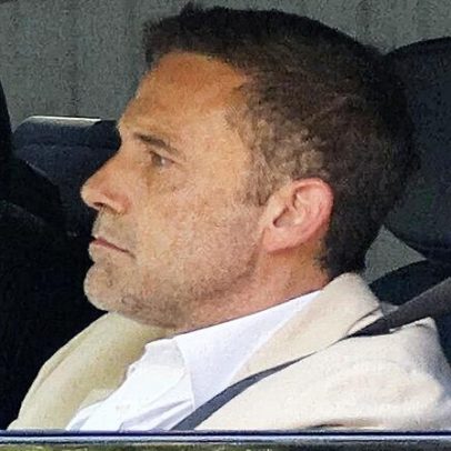 Ben Affleck aparece sem barba e adota novo visual limpo e elegante