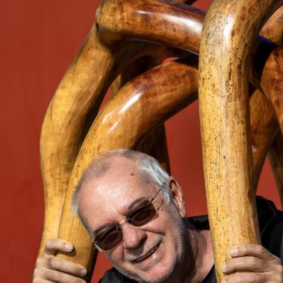 Móveis de Hugo França estimulam interação e revelam conexão com a madeira