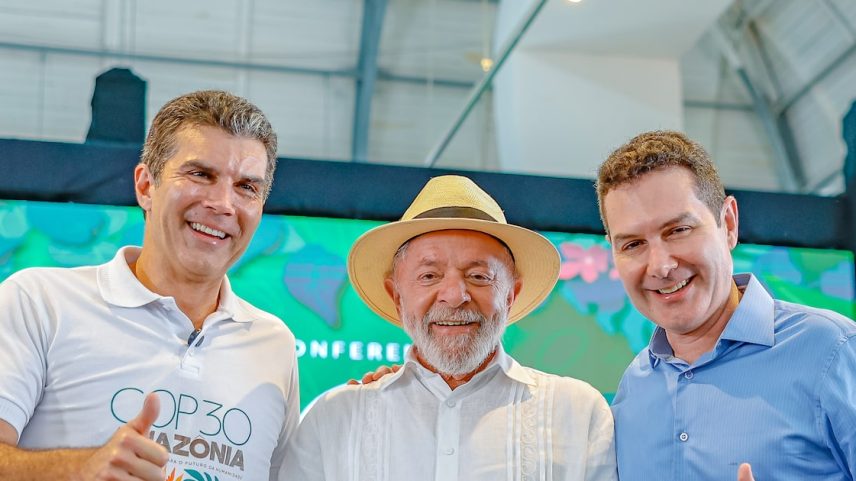 Lula ao lado de Helder Barbalho, governador do Pará, e de Jader Filho, ministro das Cidades, durante Cerimônia de divulgação dos investimentos do governo federal para a COP-30 (Foto: Ricardo Stuckert/Presidência da República)