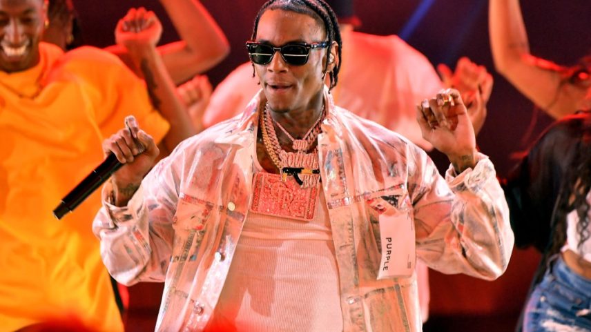 Soulja Boy foi liberado da prisão, com os promotores determinando que não há evidências suficientes para apresentar acusações de porte de arma decorrentes de uma abordagem de trânsito. (Foto: Reprodução)