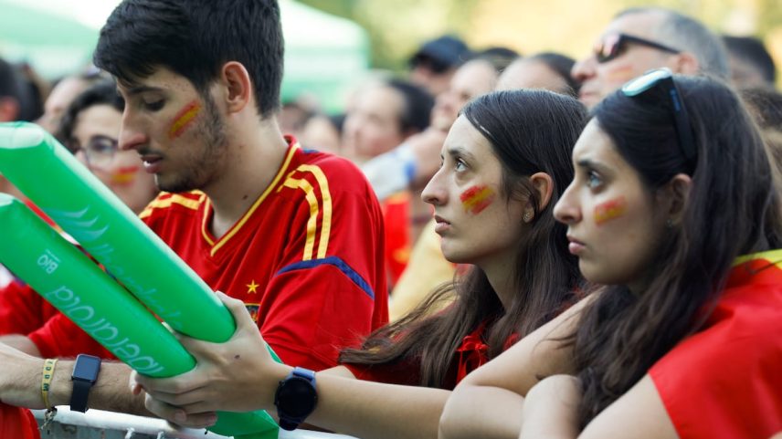 Aficionados da seleção espanhola acompanham pelas telas gigantes instaladas no Parque Berlín, em Madrid, a final entre as seleções de Espanha e Inglaterra. (Foto: J.J. GUILLEN/EFE)